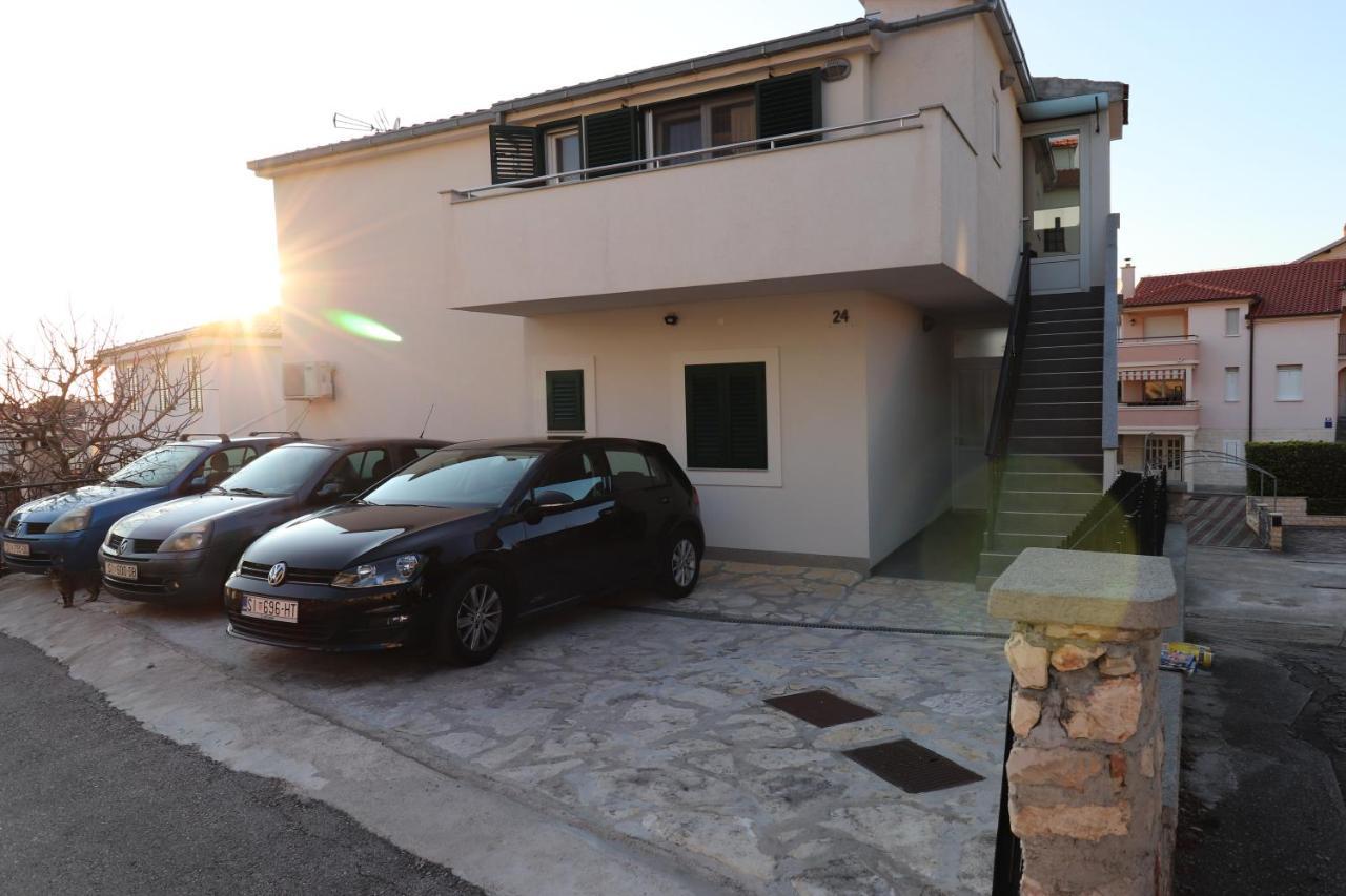 Charming Seaside Noa & Jakov, Sibenik Apartment